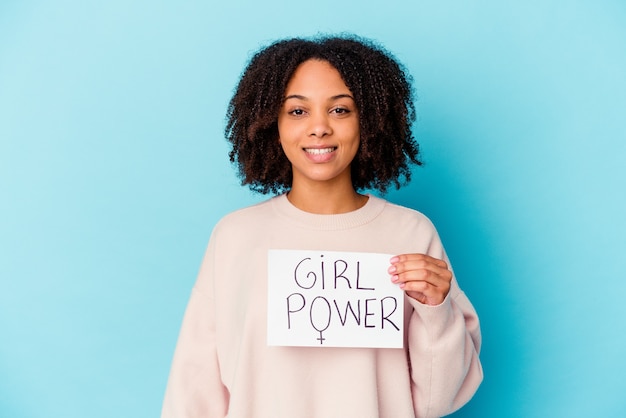 Foto joven mujer afroamericana de raza mixta sosteniendo un concepto de poder de niña feliz, sonriente y alegre.