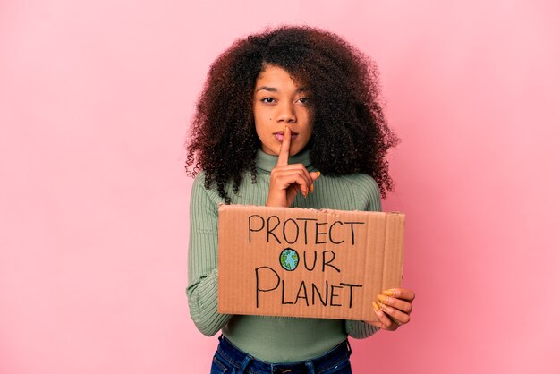 Joven mujer afroamericana rizada guardando un secreto o pidiendo silencio.