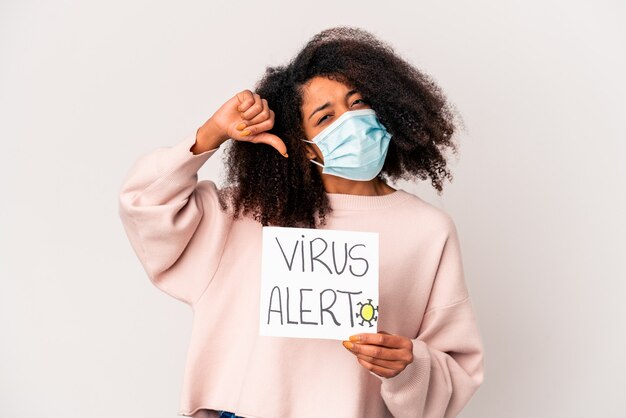 Joven mujer afroamericana rizada sosteniendo un cartel de alerta de virus se siente orgullosa y segura de sí misma, ejemplo a seguir.