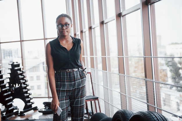 Una joven mujer afroamericana con ropa elegante.