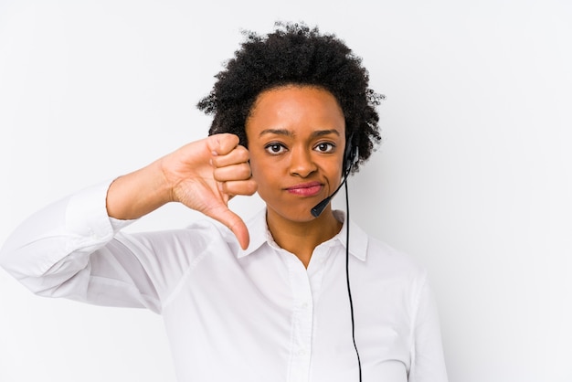 Joven mujer afroamericana de telemarketing aislada mostrando un gesto de aversión, pulgares hacia abajo. Concepto de desacuerdo.