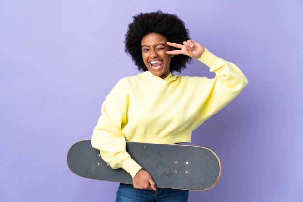 Joven, mujer americana africana, con, un, patineta