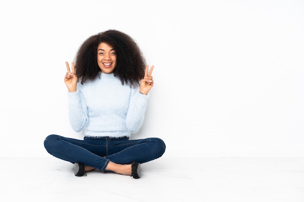 Joven, mujer americana africana, sonriente