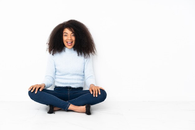 Joven, mujer americana africana, sonriente