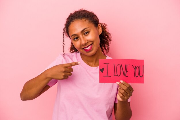 Joven, mujer americana africana, tenencia, te amo, cartel, aislado, en, fondo rosa