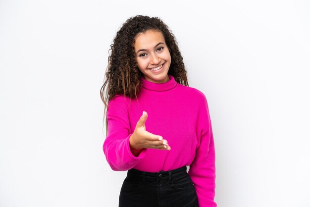 Joven mujer árabe aislada de fondo blanco estrechando la mano para cerrar un buen trato