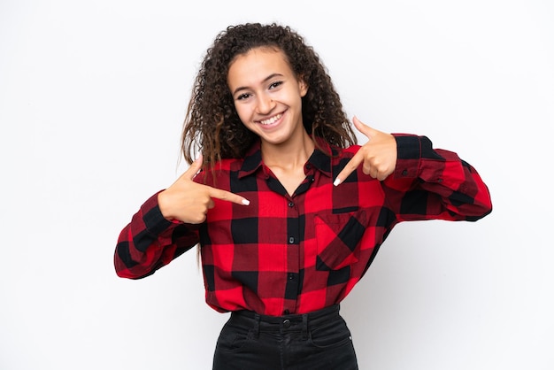 Joven mujer árabe aislada de fondo blanco orgullosa y satisfecha