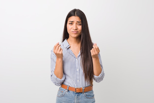 Joven mujer árabe bonita que muestra que no tiene dinero.