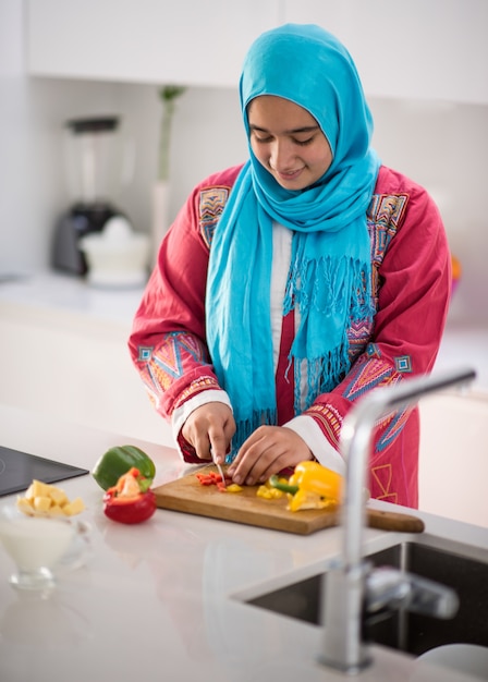 Joven mujer árabe en la cocina