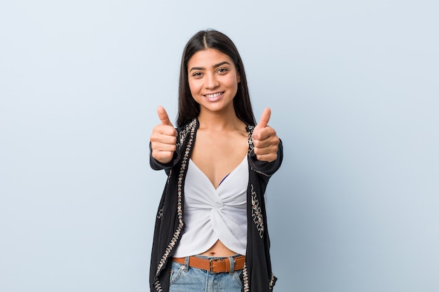 Joven mujer árabe natural y bonita con pulgares arriba, aplausos sobre algo, apoyo y respeto concepto.