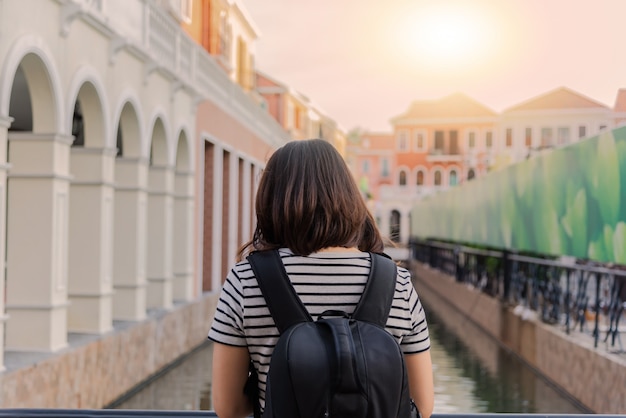 Joven mujer asiática de Asia con mochila y gorra en la espalda disfrutando de la vista.