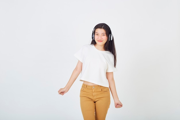 Joven, mujer asiática, con, auriculares, bailando