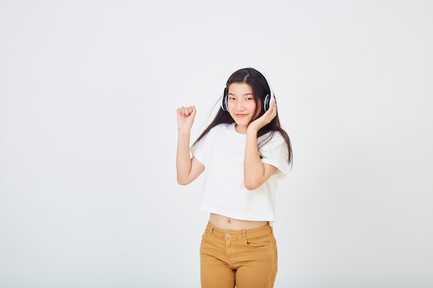 Joven, mujer asiática, con, auriculares, bailando