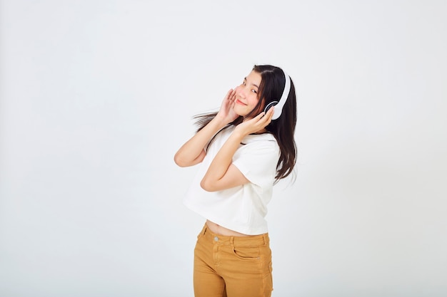 Joven, mujer asiática, con, auriculares, bailando