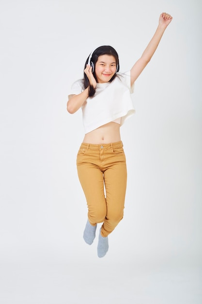 Joven, mujer asiática, con, auriculares, bailando