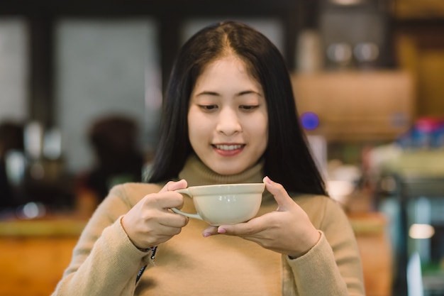 Joven mujer asiática en cafetería