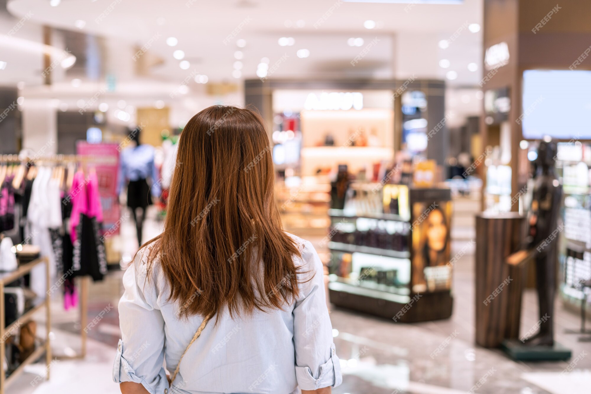 Joven mujer asiática caminando en la tienda de ropa en el centro concepto de estilo de vida de mujer Premium