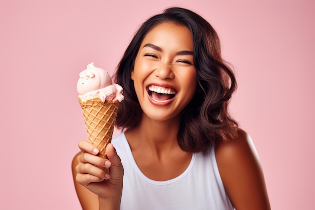 joven mujer asiática en estilo de verano tiene delicioso helado