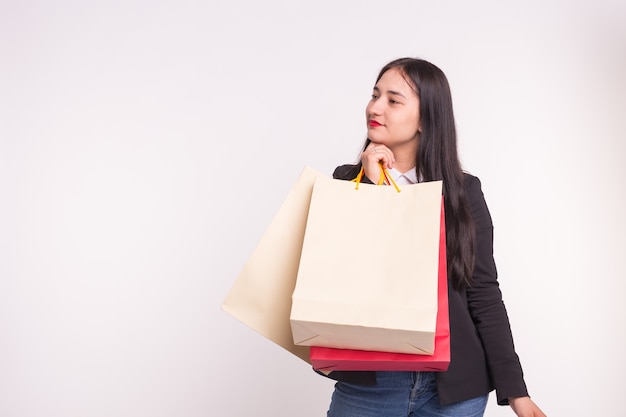 Joven mujer asiática feliz con bolsas de la compra con espacio de copia.