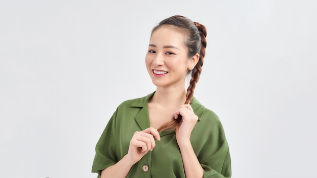 Joven mujer asiática de fondo blanco feliz sonriente y alegre