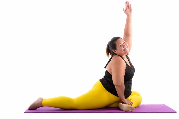 Joven mujer asiática gorda haciendo posturas de yoga