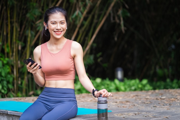 Joven mujer asiática haciendo ejercicio en el parque