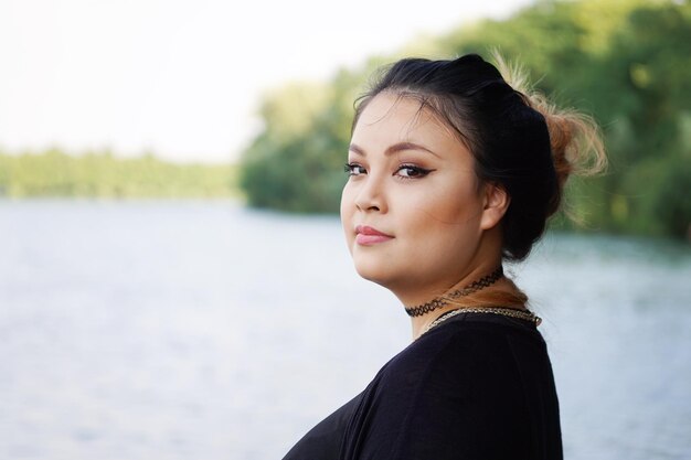 Foto joven mujer asiática junto al lago