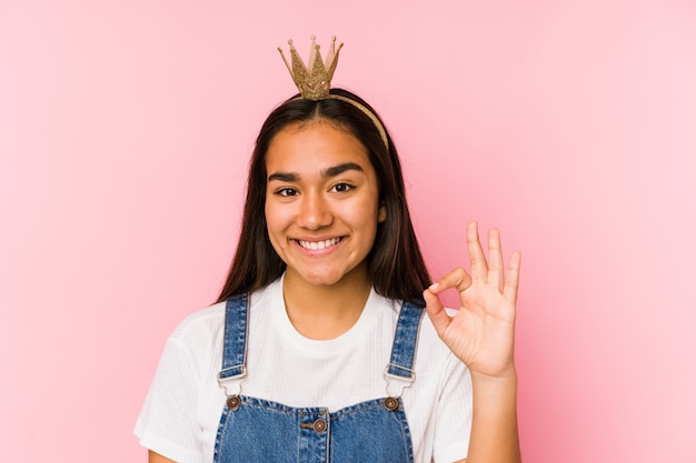 Joven, mujer asiática, llevando, un, corona