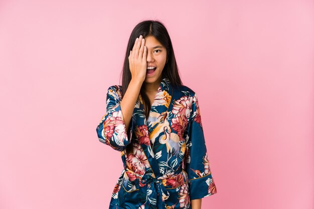 Joven, mujer asiática, llevando, un, kimono, pijama