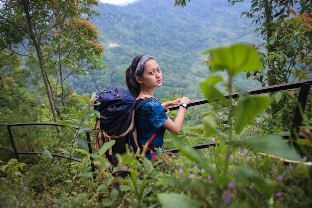 Joven mujer asiática mochilero escalada montaña