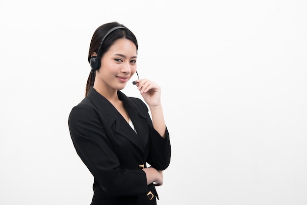 Joven mujer asiática con operador de teléfono de apoyo en auriculares, aislado sobre fondo blanco.