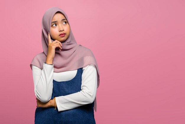 Joven, mujer asiática, pensamiento, y, llevando, hijab