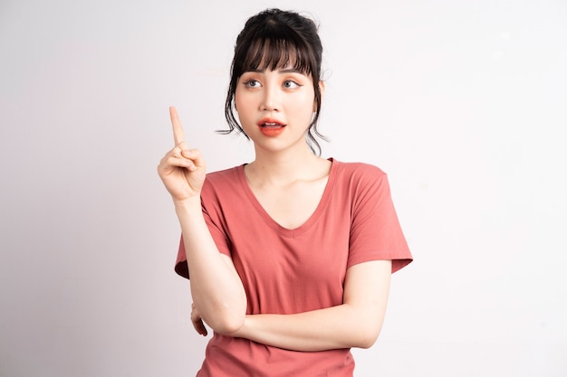 Joven, mujer asiática, posar, blanco