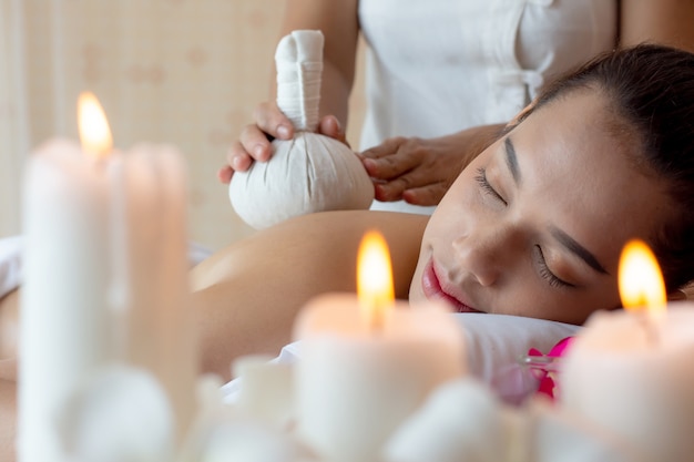 Joven mujer asiática relajante en el Spa.