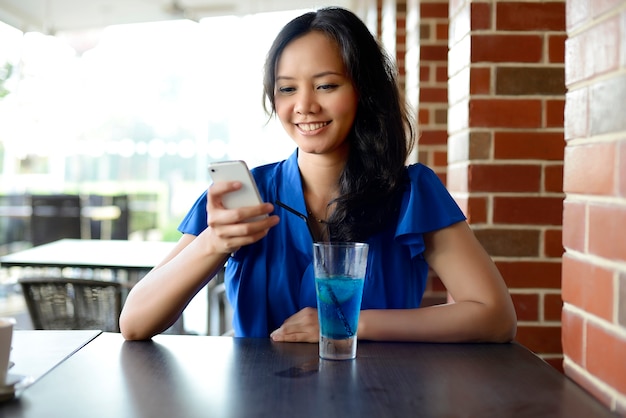 Joven, mujer asiática, en, restaurante