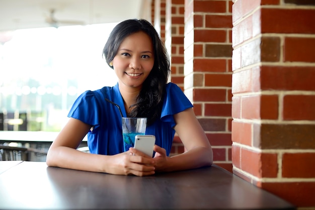 Joven, mujer asiática, en, restaurante