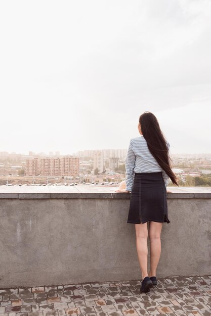 joven, mujer asiática, en, sombrero, viajar