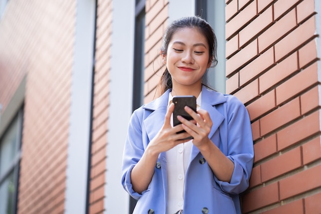 Joven, mujer asiática, trabajando, exterior