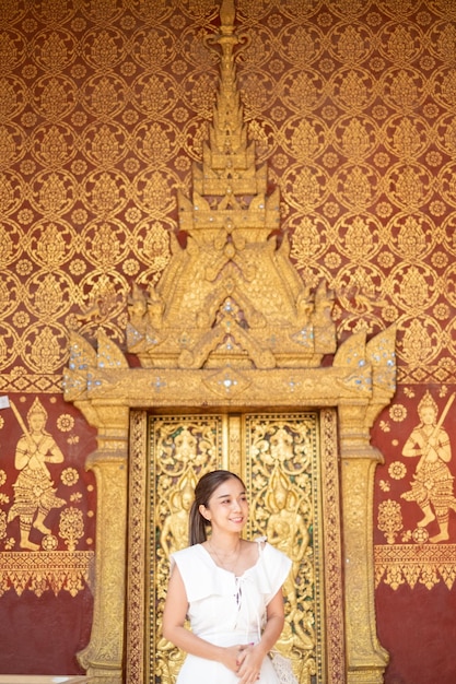 Joven Mujer Asiática en Wat Sene Souk Haram Luang Prabang LAOS