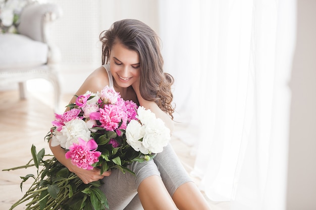 Joven mujer atractiva con flores