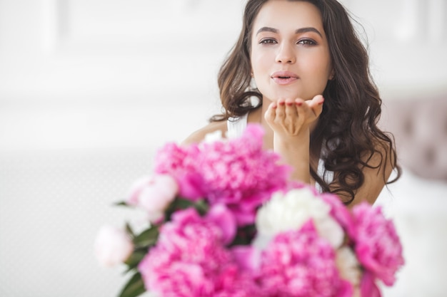 Joven mujer atractiva con flores