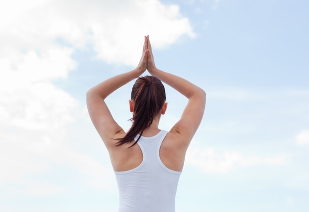 Joven mujer atractiva haciendo yoga