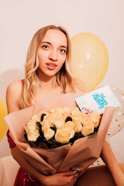 Foto joven mujer atractiva en vestido largo con rosas y globos celebración de la fiesta