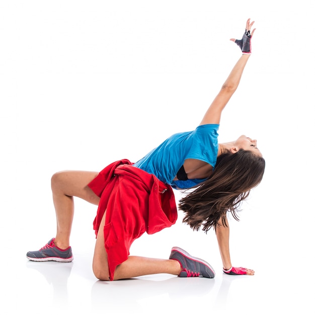 Joven mujer bailando la danza de la calle