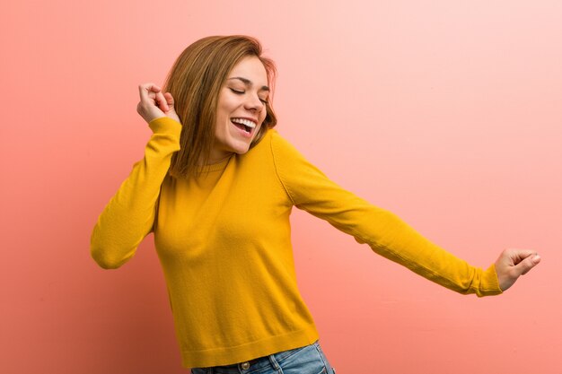 Joven mujer bastante joven bailando y divirtiéndose.