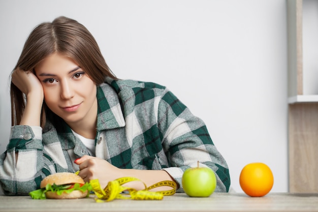 Joven mujer bonita se adhiere a la dieta y elige alimentos saludables