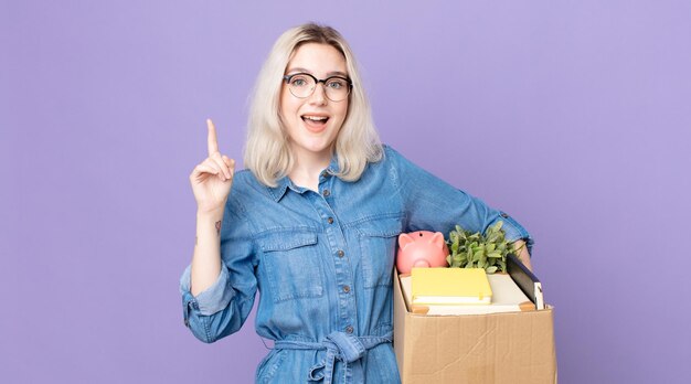 Joven mujer bonita albina que se siente como un genio feliz y emocionado después de darse cuenta de una idea. concepto de despido