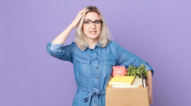 Joven mujer bonita albina que se siente estresada, ansiosa o asustada, con las manos en la cabeza. concepto de despido