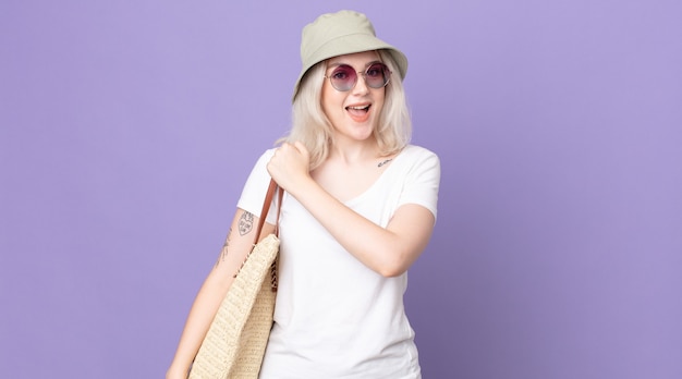 Joven mujer bonita albina que se siente feliz y enfrenta un desafío o celebrando. concepto de verano