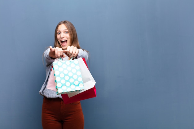 Joven mujer bonita con bolsas de compras